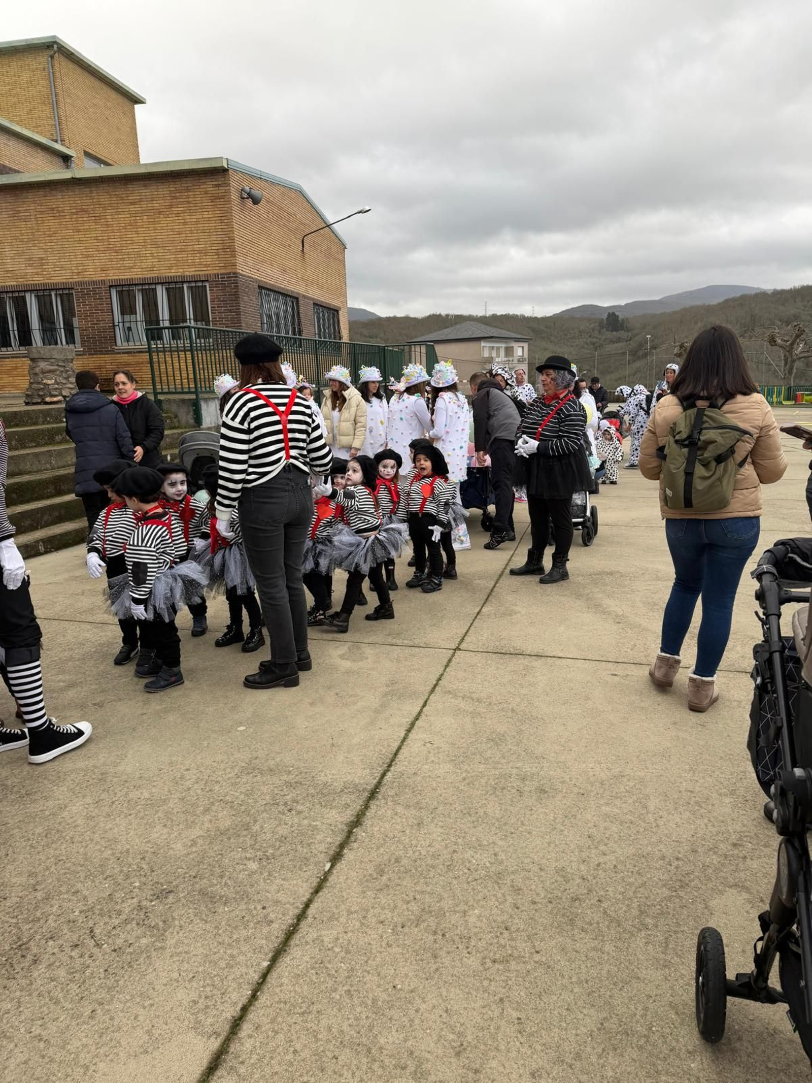 Galería | Los niños llenan de color las calles de Viana do Bolo por el Día de Comadres y Compadres