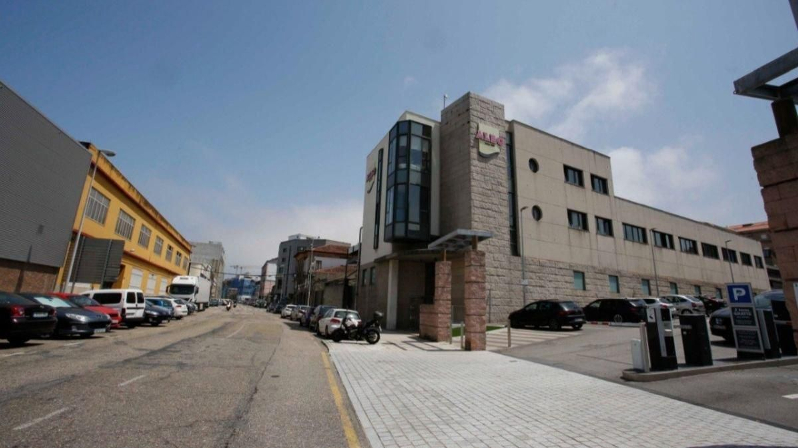 La antigua conservera, hoy vacía, y enfrente, los almacenes, también de Albo.