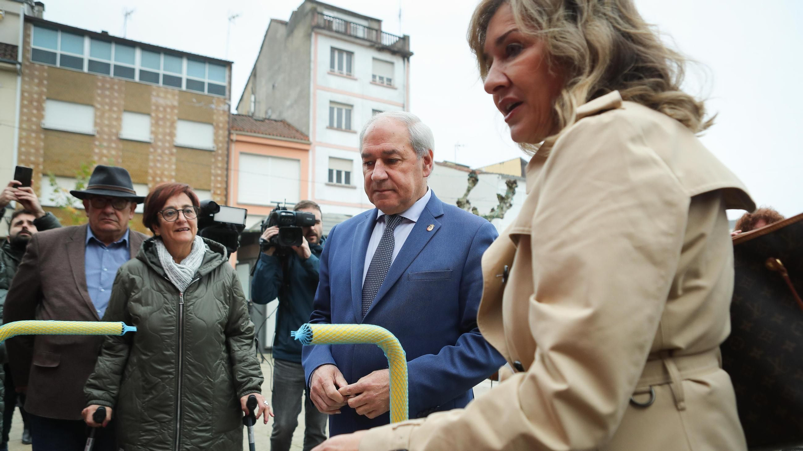 El presidente de la Diputación de Lugo, José Tomé, durante la puesta en marcha del nuevo servicio de autobuses rurales, a 10 de diciembre de 2025, en Campo de San Antón, Monforte de Lemos, Lugo, Galicia (España)