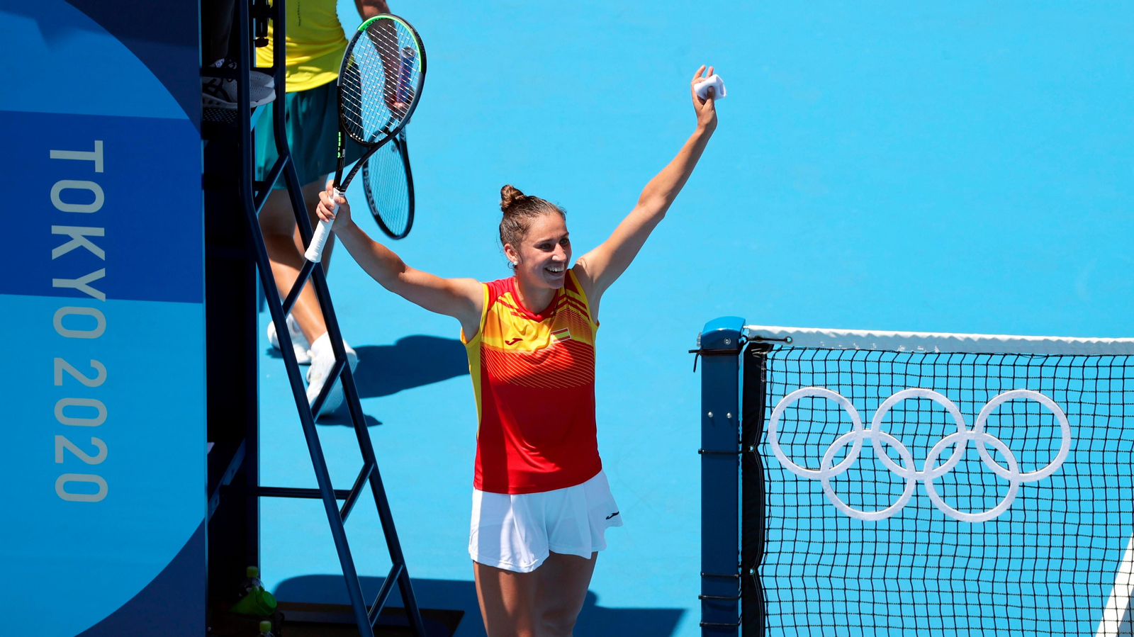 La tenista Sara Sorribes celebra el triunfo ante Barty.
