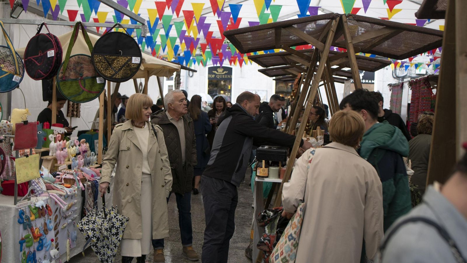 A IV Feira de Artesanía celebrouse na Praza Maior baixo unha carpa.