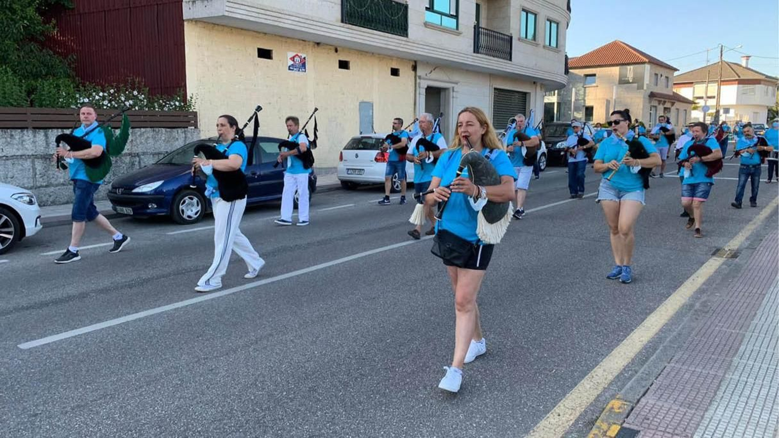 Desfile de la agrupación ‘gaiteira’ por las rúas de Salceda, previo al lanzaminto del ‘estourazo’ .