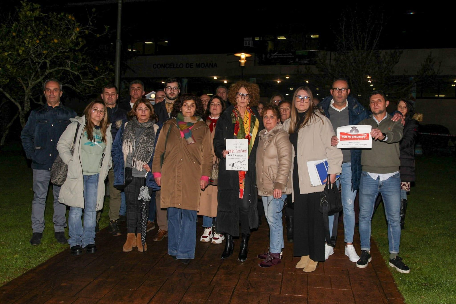 El PP comarcal el viernes tras abandonar el pleno delante el Concello de Moaña.
