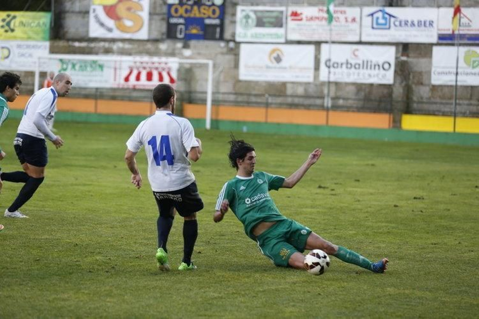 El jugador Victor Gallego corta un avance del Mondariz (XESÚS FARIÑAS)