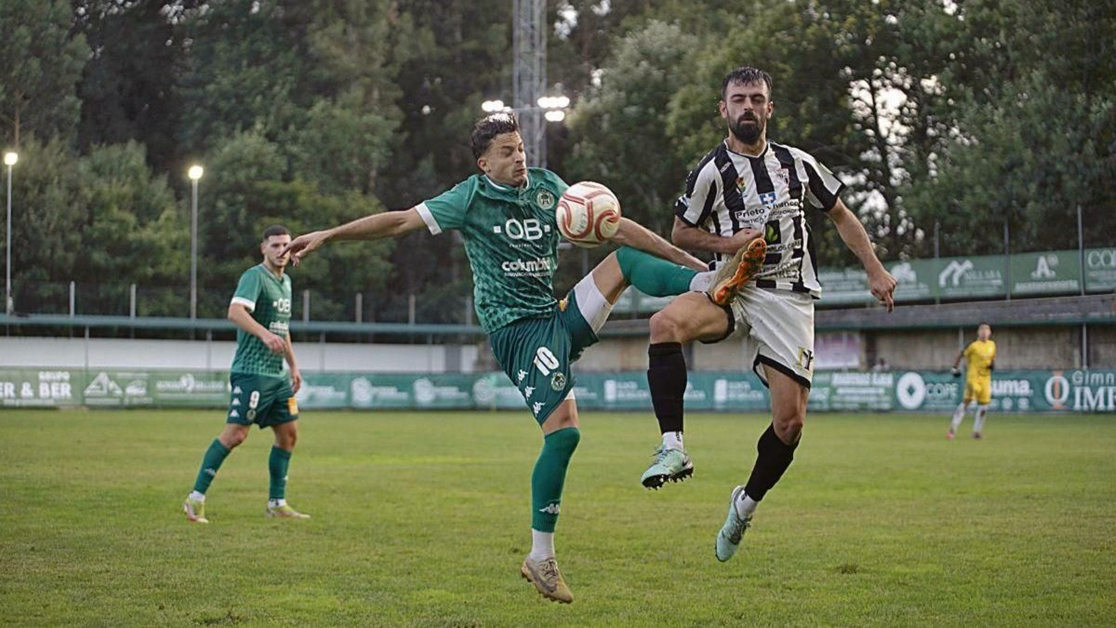 Álex Boán, defensa del Antela, lucha por el balón con el capitán del Arenteiro, Martín Lamelas.