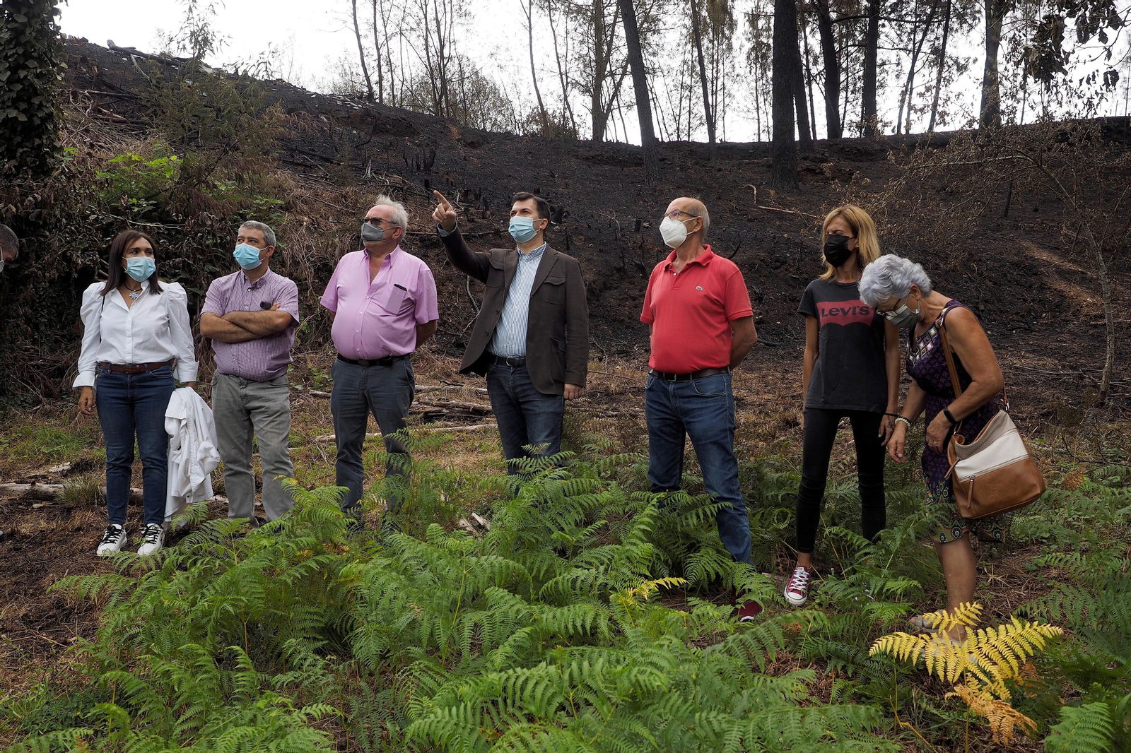 Gonzalo Caballero, en el centro, durante la visita a la zona afectada por los incendios.