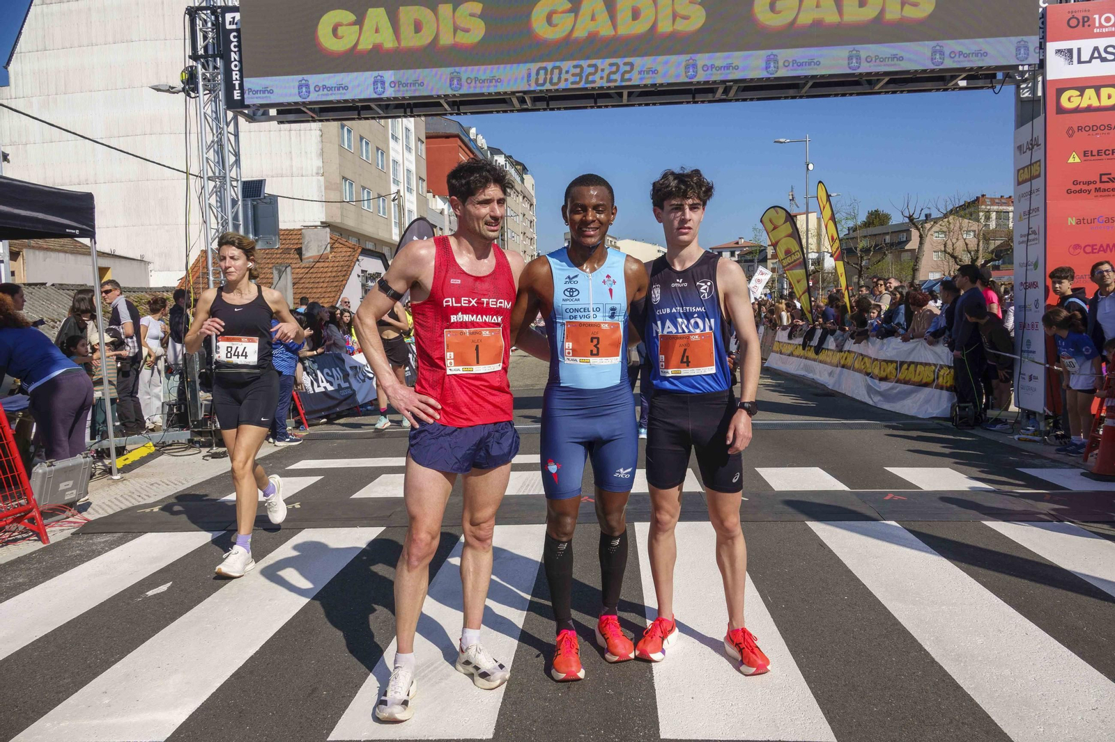 Galería | Pequeños y mayores se divierten en la 10K de Porriño