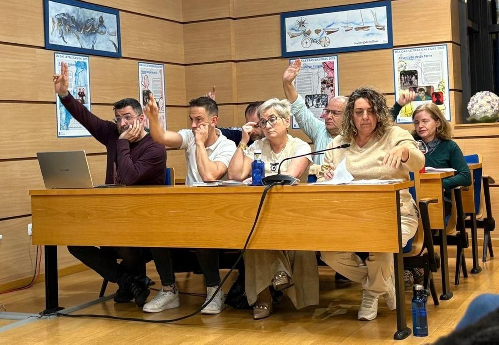 Ediles del gobierno local en una votación del pleno.