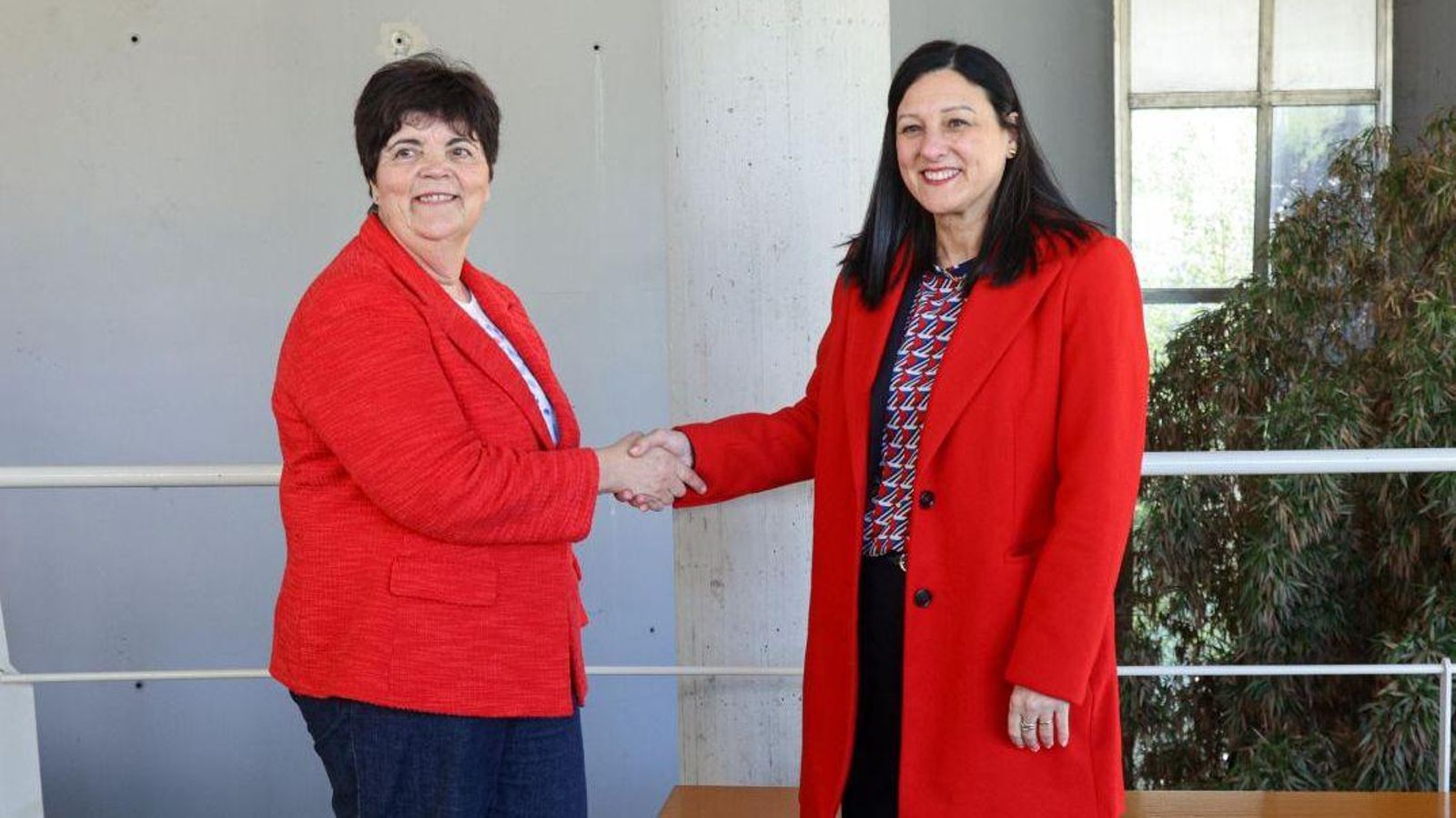Belén Rubio acudió a saludar a su contrincante tras conocer los resultados para felicitarla.