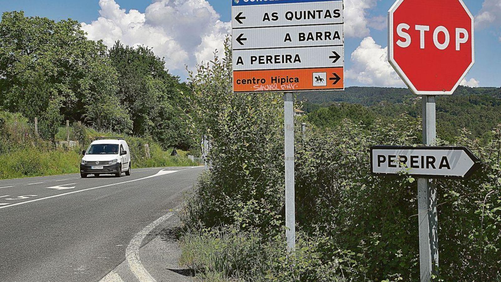Señales cercadas por silvas y maleza en el concello de Coles