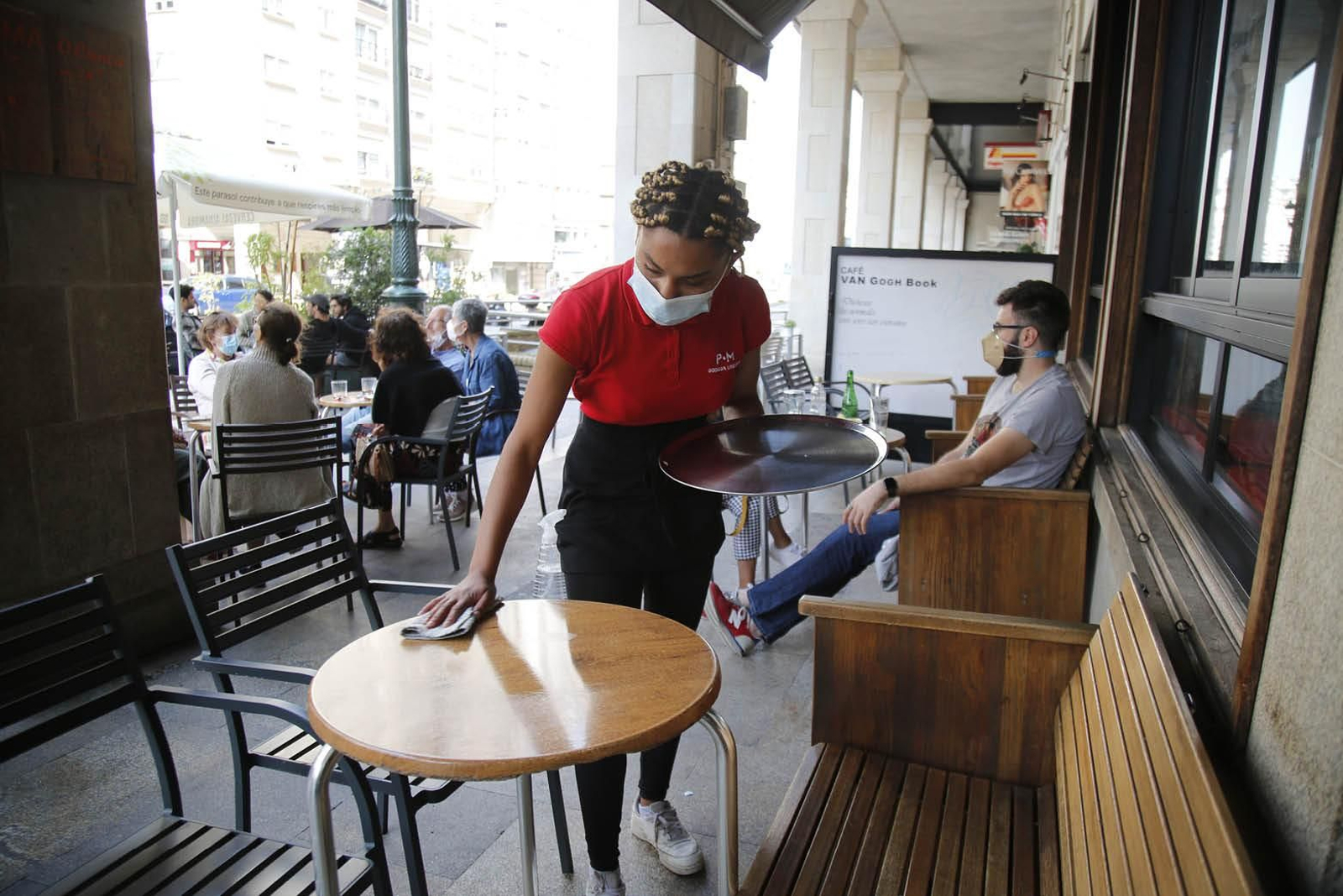 Una camarera desinfecta la mesa de un local de Vigo, en una imagen de archivo.