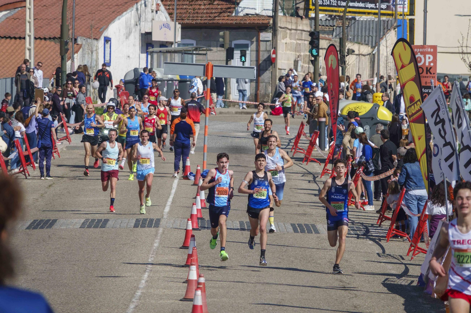Galería | Pequeños y mayores se divierten en la 10K de Porriño
