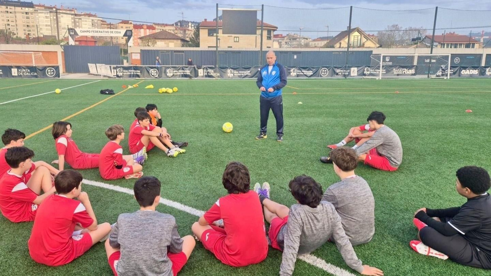 El club olívico empezó la semana con charlas sobre igualdad y respeto a sus jugadores de base.