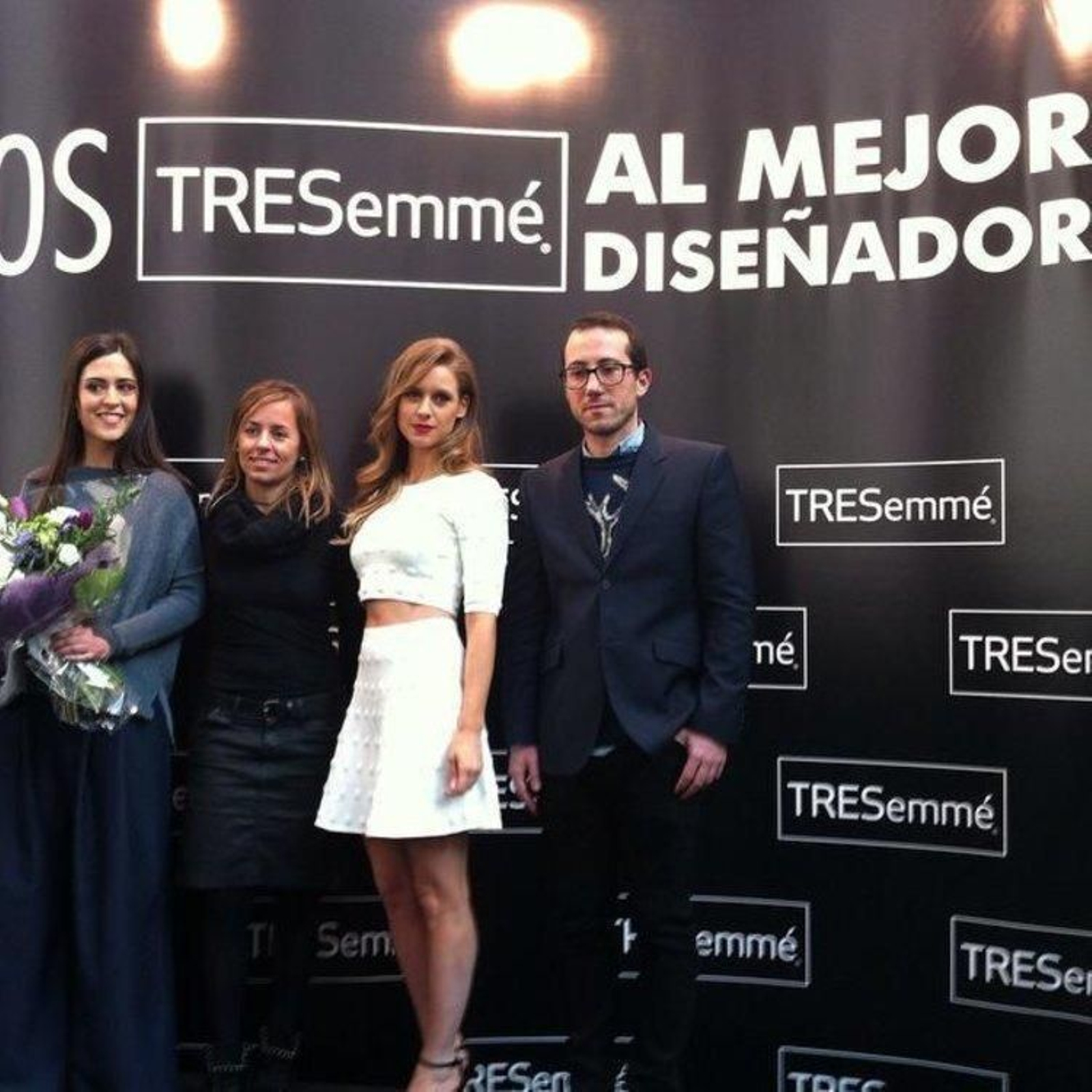 Mónica Cordera, con su premio, entregado por Manuela Vellés (de blanco)