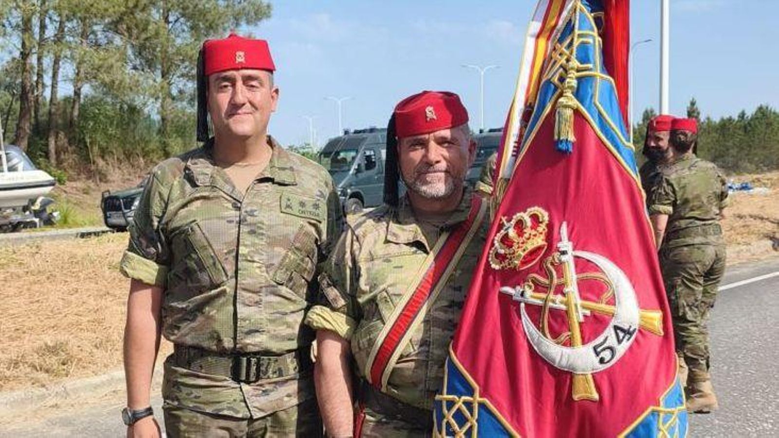 El teniente coronel Alberto Ortega (izq.), junto al guía