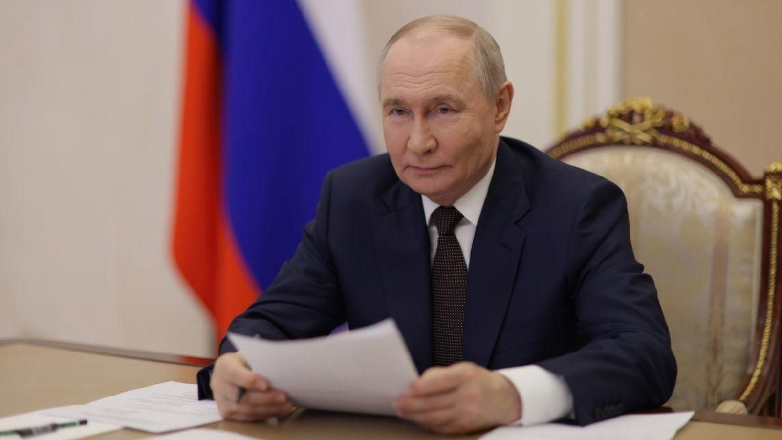 El presidente ruso, Vladimir Putin, participa en una videoconferencia desde su despacho en el Kremlin.