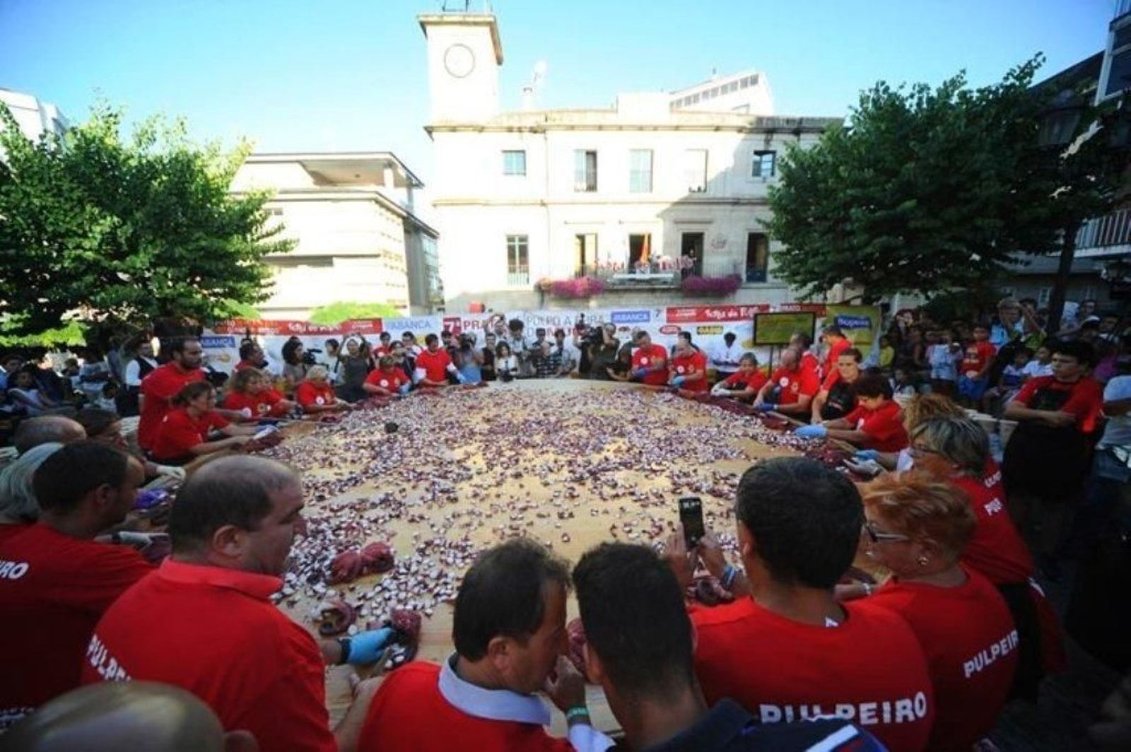 La elaboración de la tapa de pulpo más grande del mundo en Carballino 07