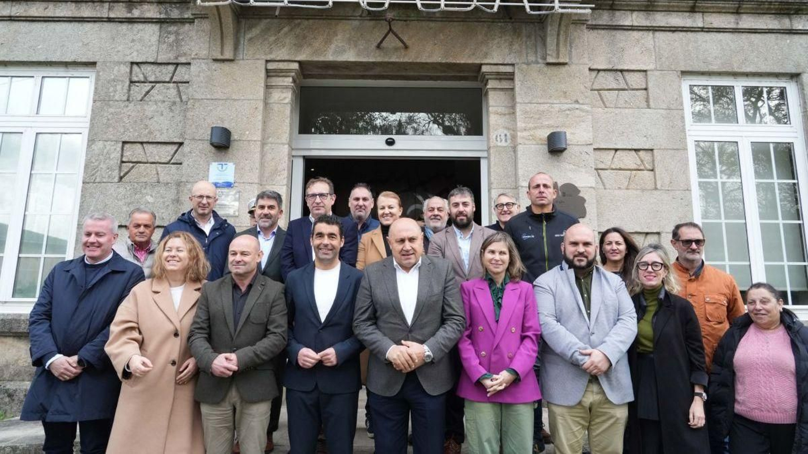 Luís López con los alcaldes y entidades que forman parte del Club da Lamprea, ayer en Arbo.