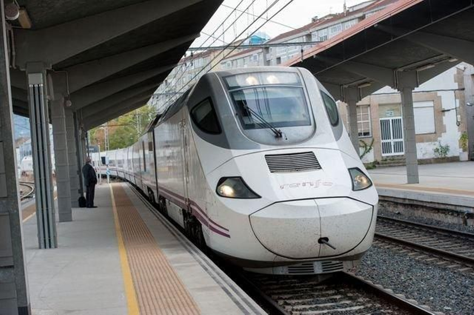 Llegada de un tren a la estación de la ciudad.
