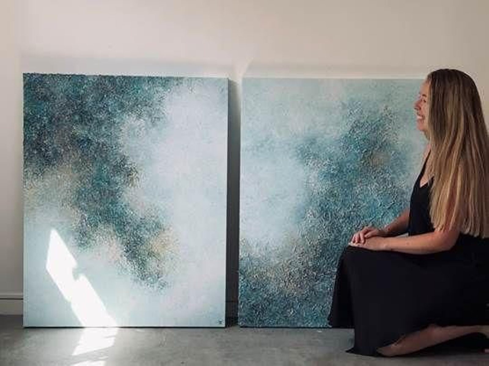 Tania Ciffer, con las obras que expondrá en Cascais.