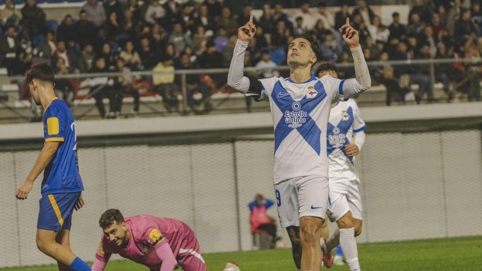 El delantero del Deportivo Luismi Cruz celebra el tercer gol ante el Auriense en   O Couto.