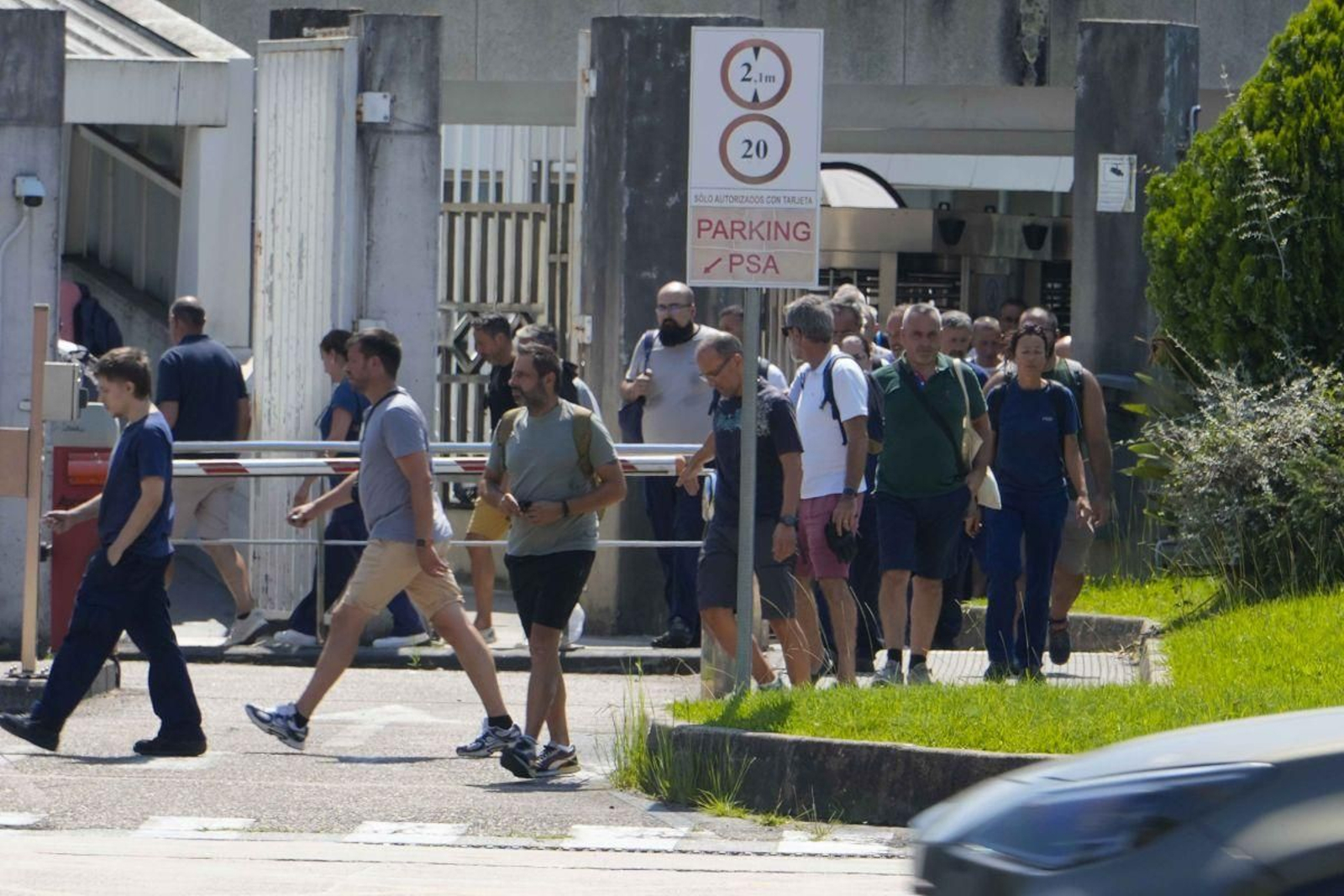 Trabajadores de Stellantis Vigo, en el cambio de turno.