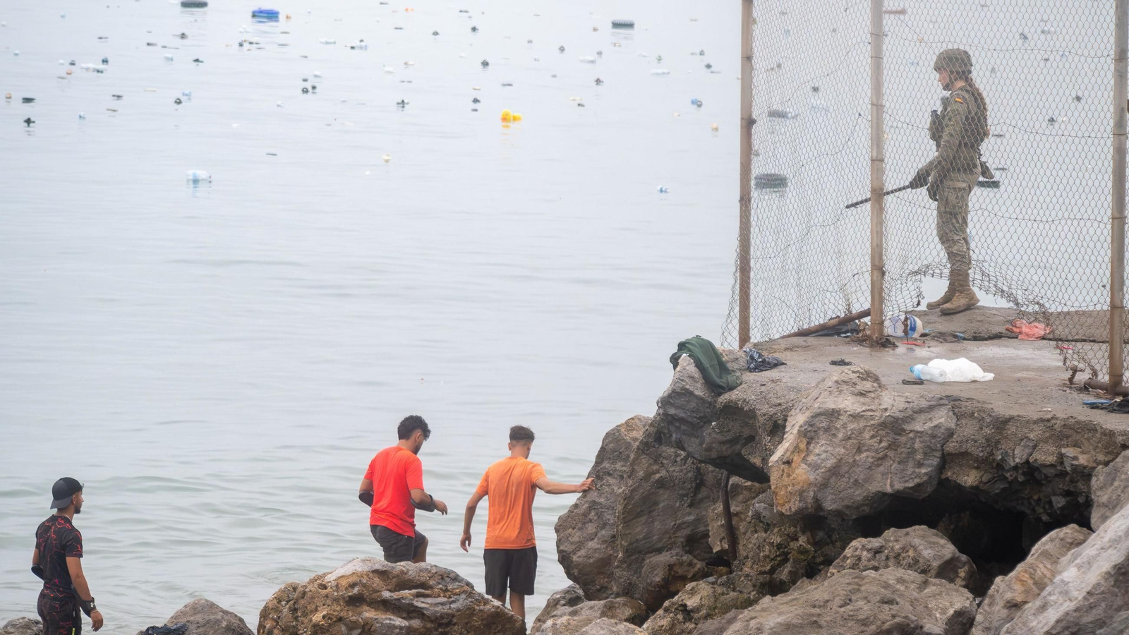 Decenas de personas siguen intentando cruzar la frontera, a 31 de julio de 2026, en Ceuta (España)