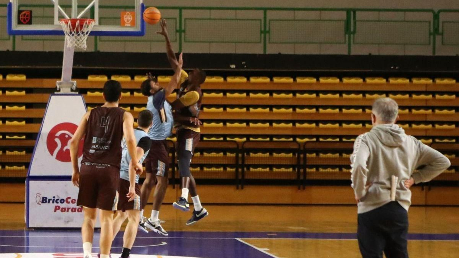 Romaro Gill lanza a canasta ante la oposición de Marvin Ogunsipe en el Pazo.