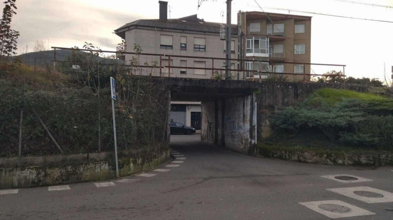 Paso inferior actual, para peatones y coches.