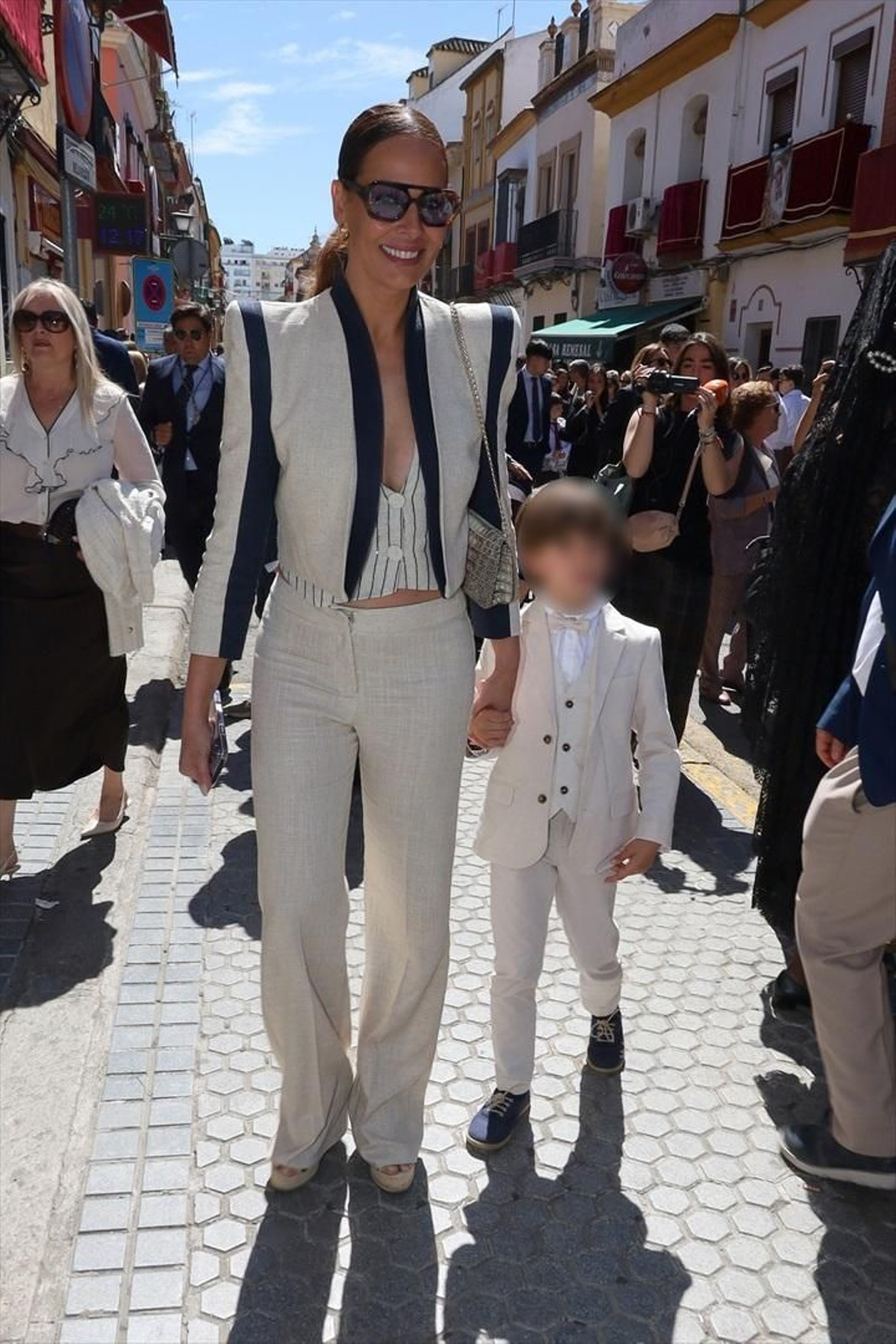 Eva González junto a su hijo en Triana durante el Jueves Santo en Sevilla.
