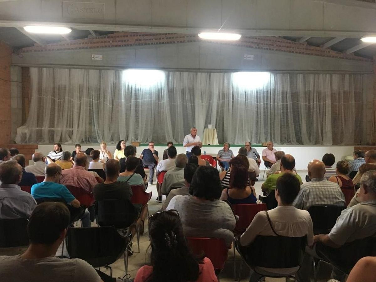 Una de las innumerables reuniones vecinales en Ribadetea, reinvidicando el saneamiento en la parroquia.