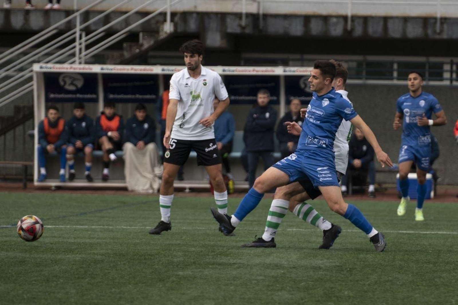 El azulón Gabri Palmás pelea por una pelota en un partido en Oira.