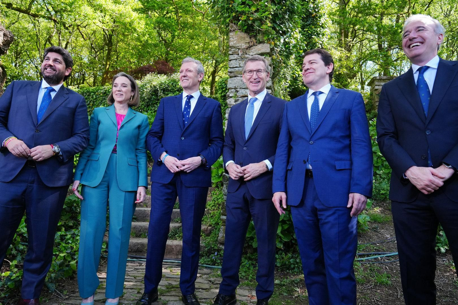 (I-D) El presidente de la Región de Murcia, Fernando López Miras; la secretaria general del PP, Cuca Gamarra; el presidente de la Xunta de Galicia, Alfonso Rueda; el líder del PP, Alberto Núñez Feijóo; el presidente de Castilla y León, Alfonso Fernández Mañueco y el presidente de Aragón, Jorge Azcón, posan durante el acto de toma de posesión del presidente de la Xunta.