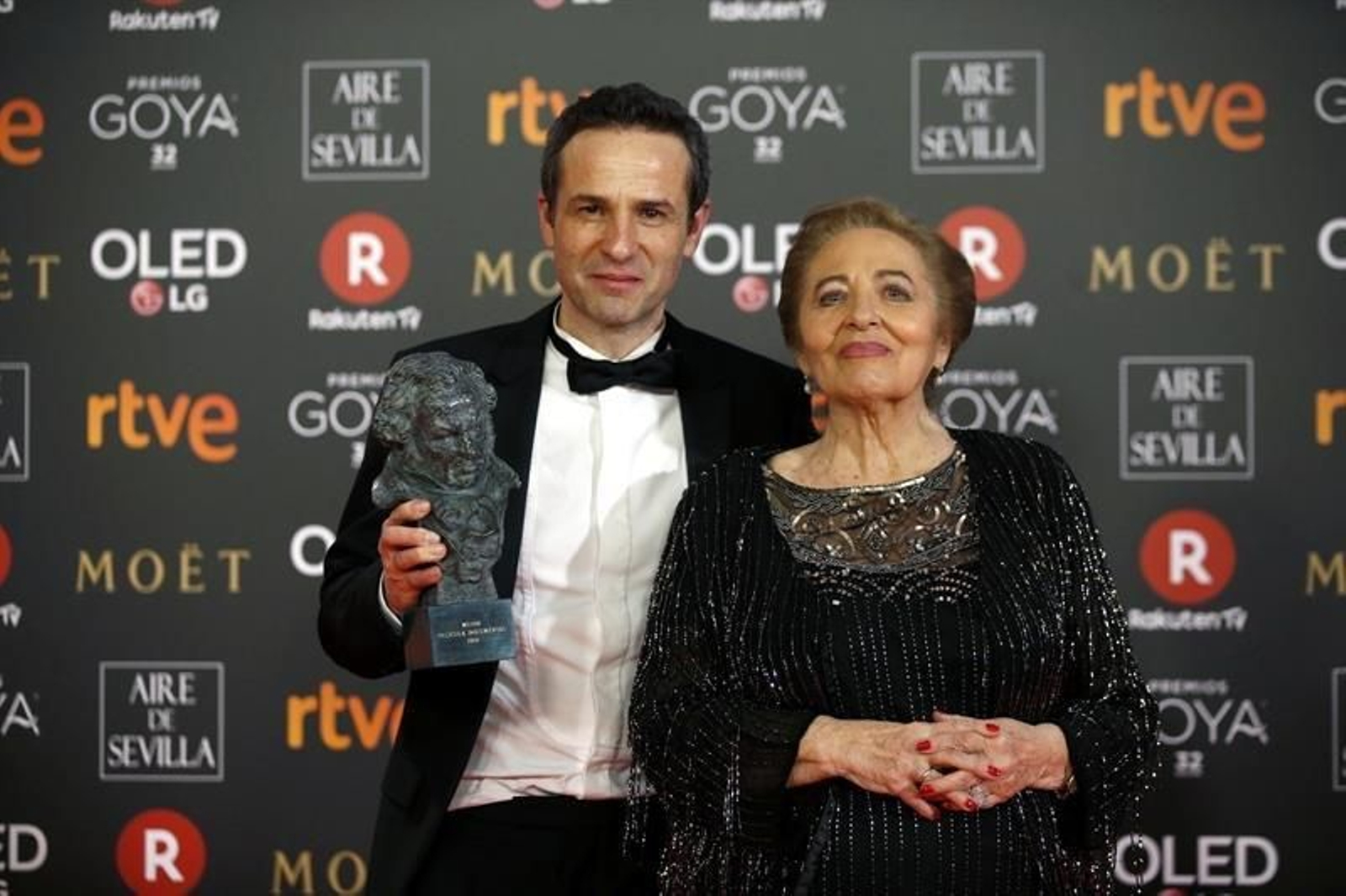 El actor y director Gustavo Salmerón junto a su madre Julita, protagonista de su documental, posa con el Goya a la "Mejor Película Documental" por su trabajo "Muchos hijos, un mono y un castillo"