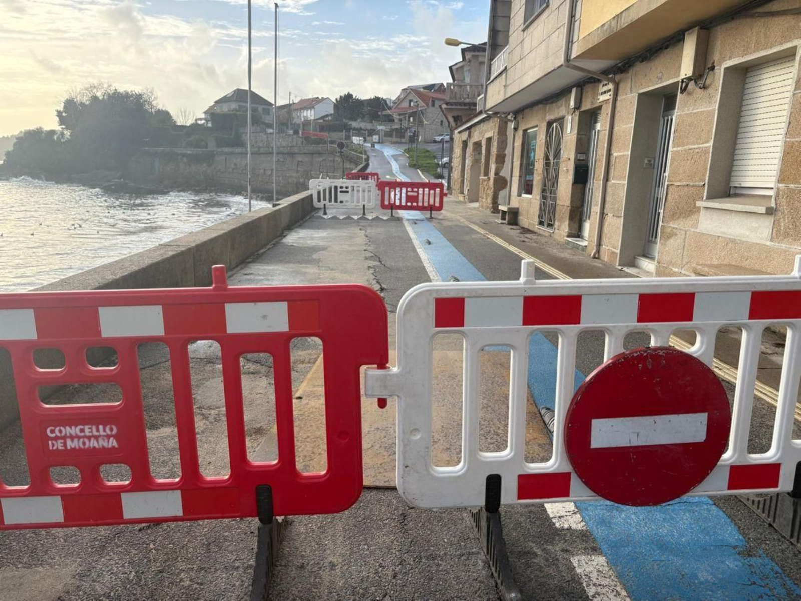 Las vallas cortando la calle José Costa Alonso desde ayer. El Concello pide que, por seguridad, no se retiren para pasar.