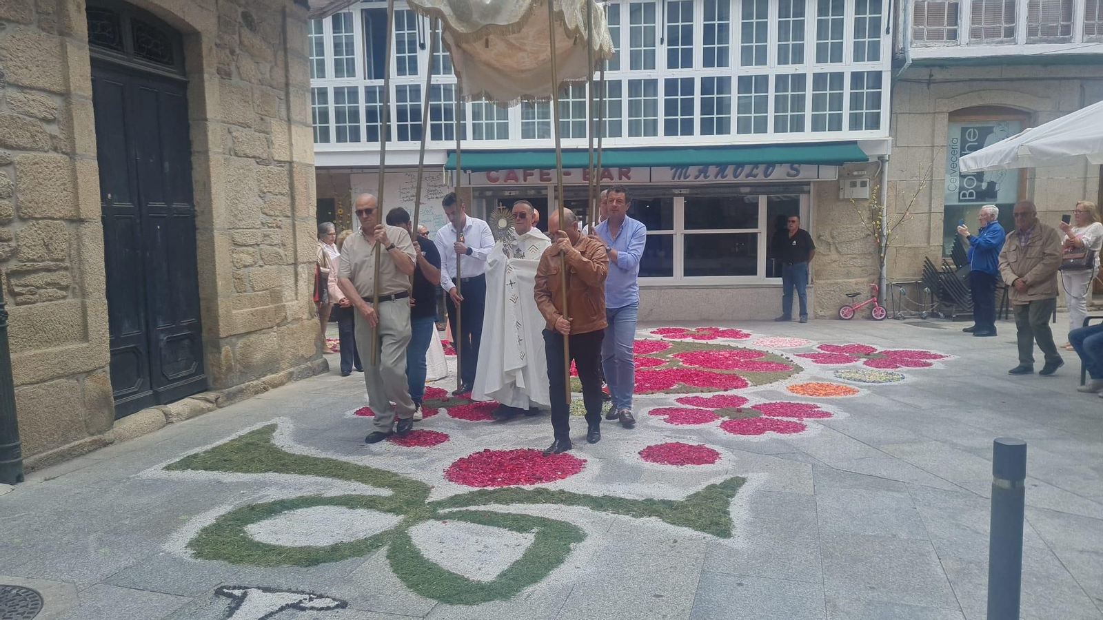 La Sagrada Forma, bajo palio en Trives