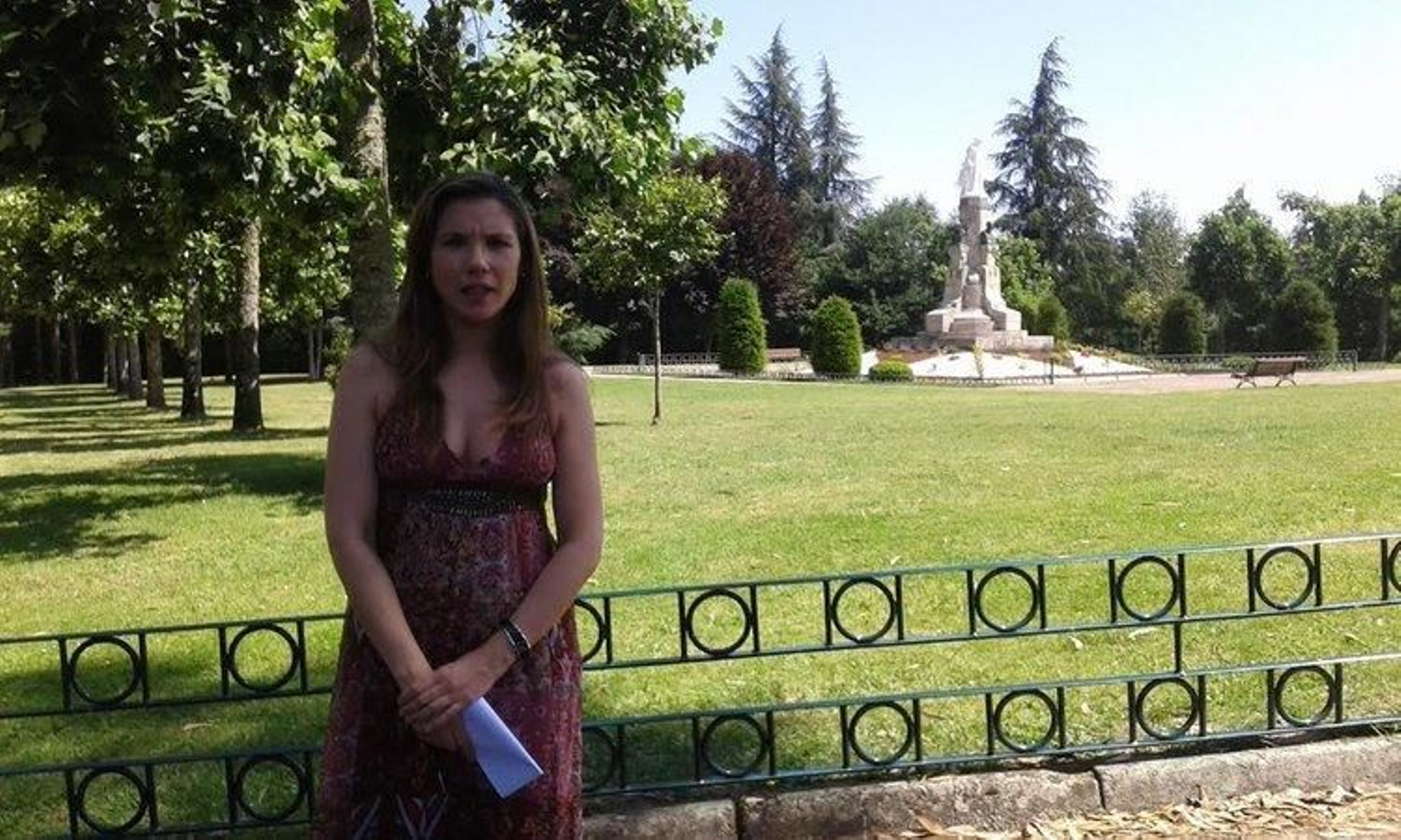 La concejala Érika Paz, en la entrada principal del Parque municipal, tras la reforma.