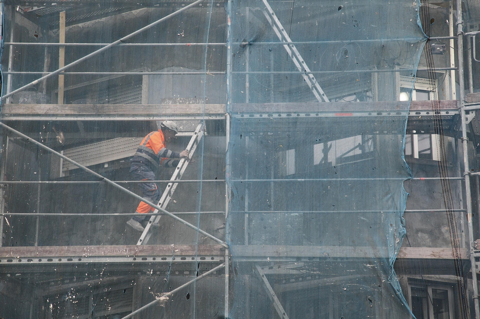 Un operario trabaja en un edificio de la ciudad.