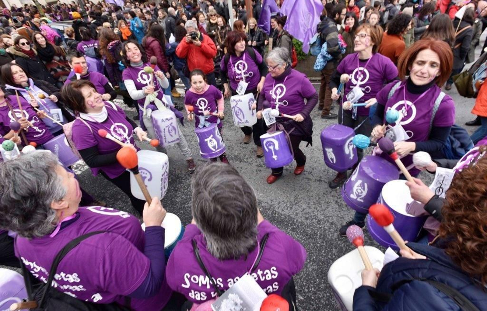La marcha feminista recorre las calles de Vigo 03