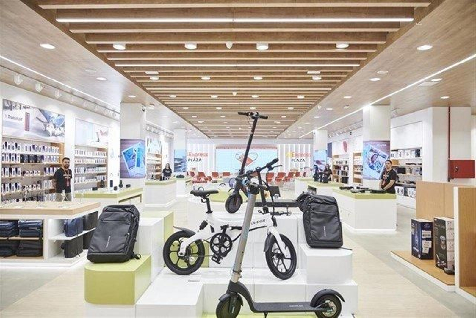 Interior de la tienda AliExpress Plaza ubicada en el Centro Comercial Intu Xanadú