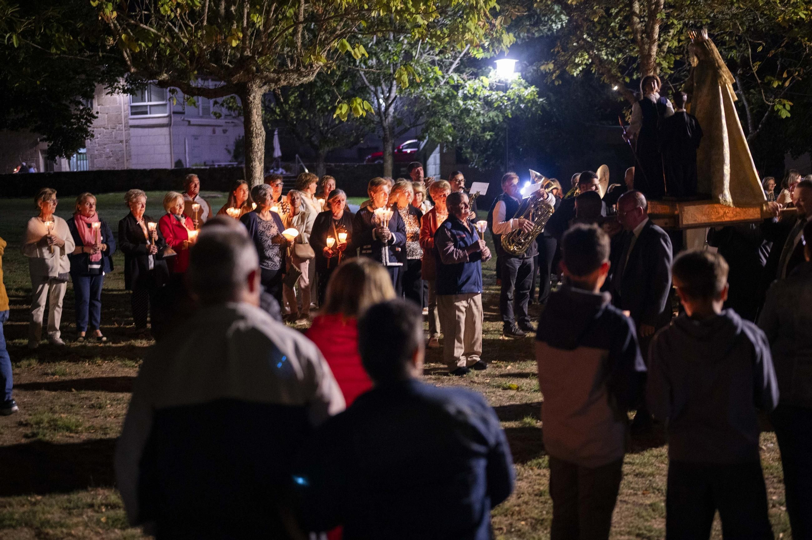 Un momento de la procesión nocturna en honor a la Virgen de la Saleta a su paso por San Cristovo de Cea
