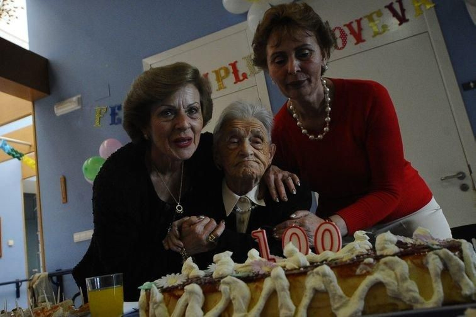 Genoveva Lois soplando las velas.