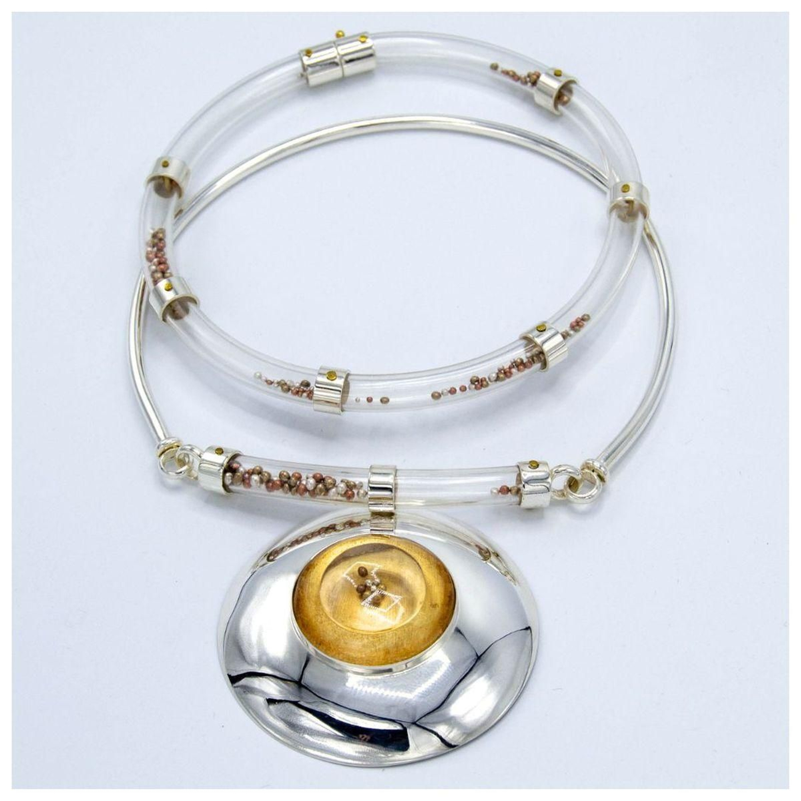 Las piezas tienen movimiento.