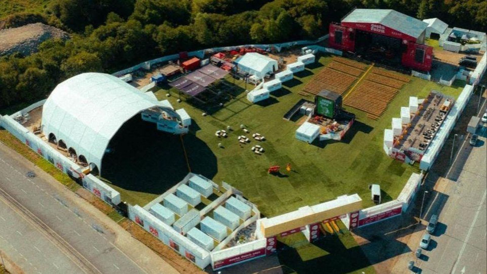 Aspecto del recinto donde se celebra el festival con sus escenarios.