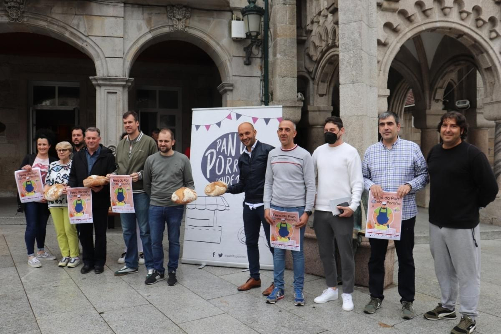 Alcalde, panaderos y entidades colaboradoras, presentando ayer la V Feira do Pan do Porirño.