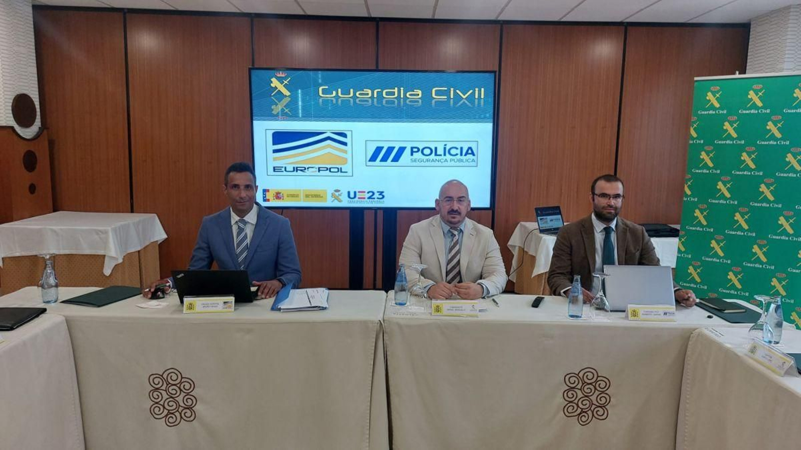 Rafael Berguillo, en el centro, ayer en la reunión en Laias.