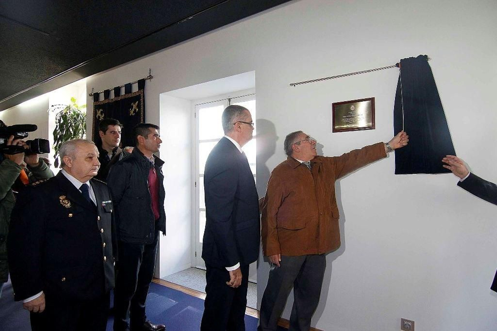 Juan Lage, padre de Vanessa, descubre la placa. Detrás los hermanos de la agente fallecida.