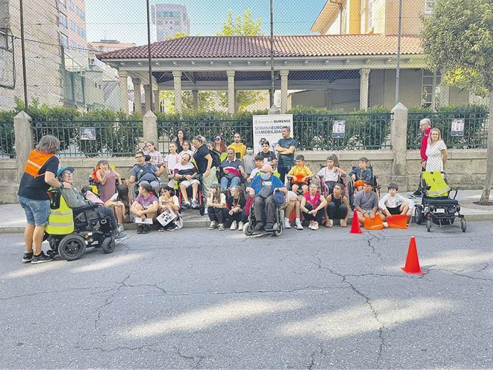 Foto de familia de los
participantes en la actividad.