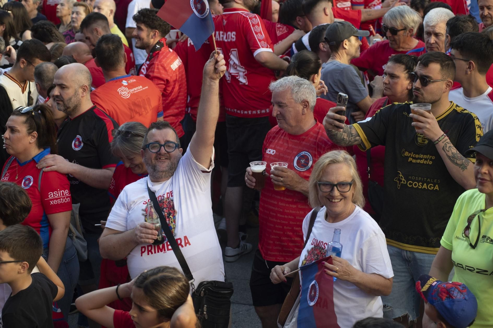 Galería | La aplaudida acogida de los unionistas a la UD Ourense contrasta con la pitada a Jácome en la Plaza Mayor, en fotos