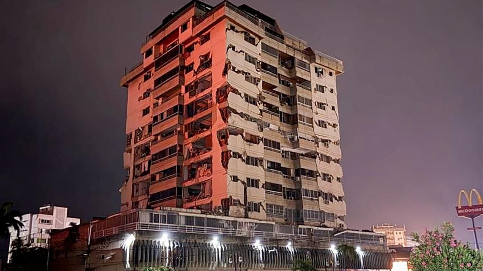Edificio dañado a causa de terremoto de Venezuela